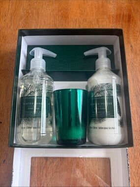 NEW IN BOX WILLIAMS SONOMA GUEST SET